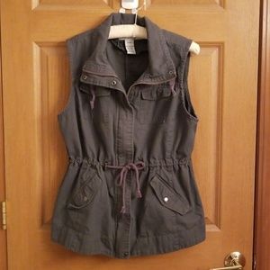 Lightweight grey zip and draw vest.